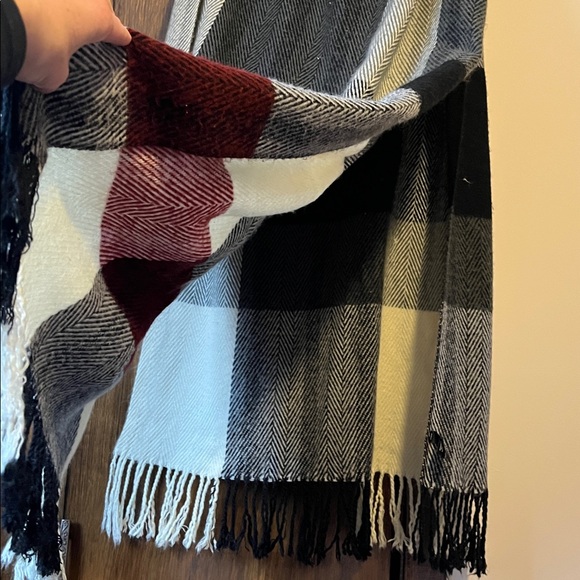 Elegant Large Plaid Scarf in Black, Cream, and Red - Picture 8 of 8